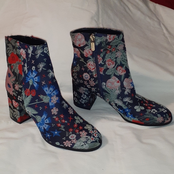 Indigo Shoes - NEW Indigo Rd. Crusona Floral Tapestry Zip Boots 8